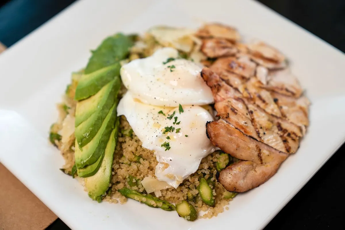 Late-breakfast quinoa with grilled chicken