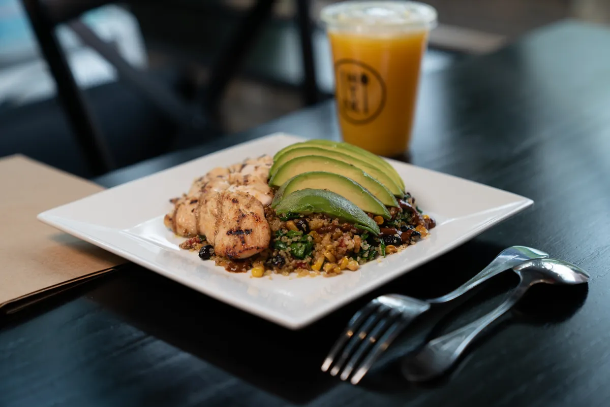Spicy quinoa with chicken and avocado